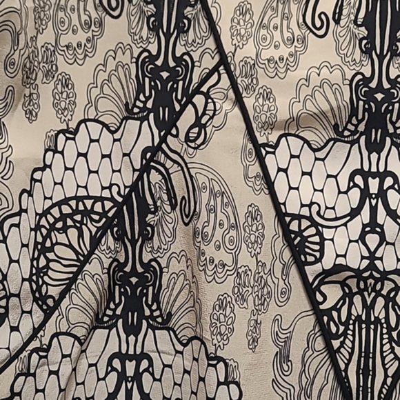 Anthropologie Silk Lace Print Short Sleeve Blouse Size M Black & Beige - Picture 8 of 8